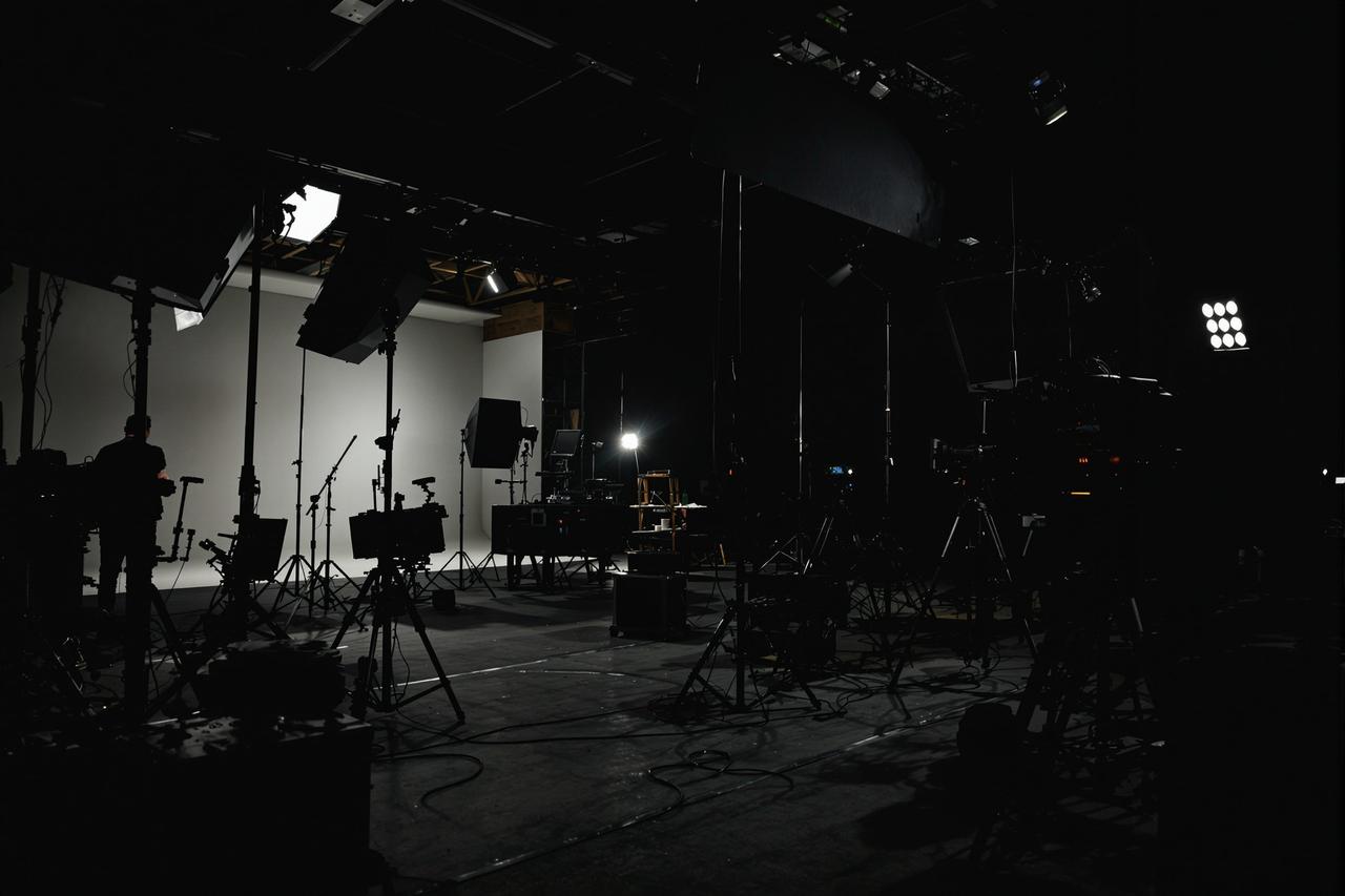 某影视公司资金链断裂传闻甚嚣尘上，多部剧组停拍